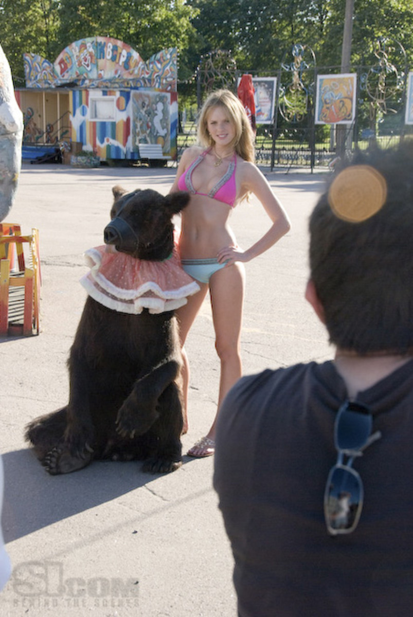 08_anne-v_behind_18.jpg